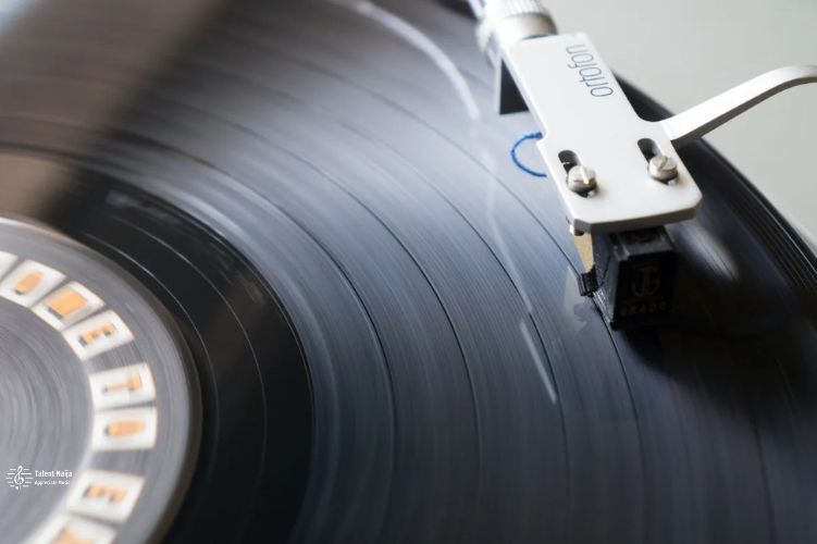 How Vinyl Records Are Making a Comeback in 2024